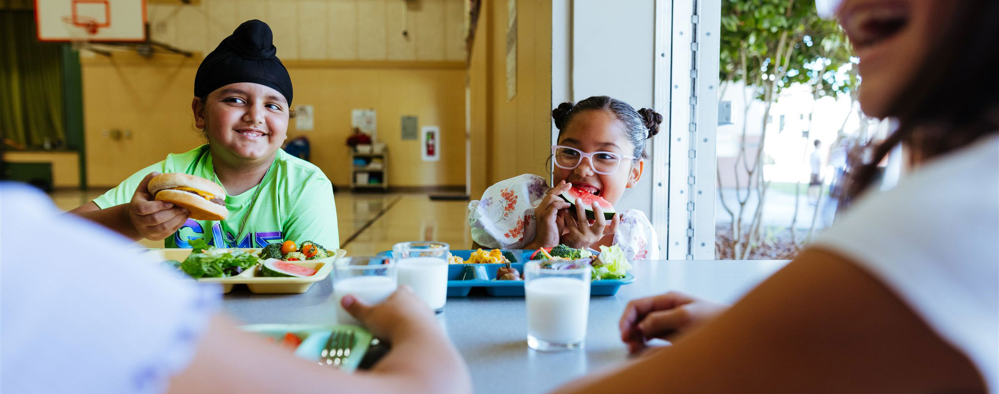 kids eating a healthy lunch
